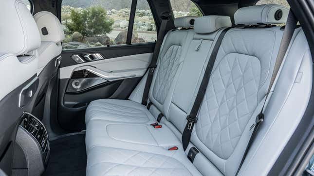 Una foto de los asientos traseros de un SUV BMW X5. 